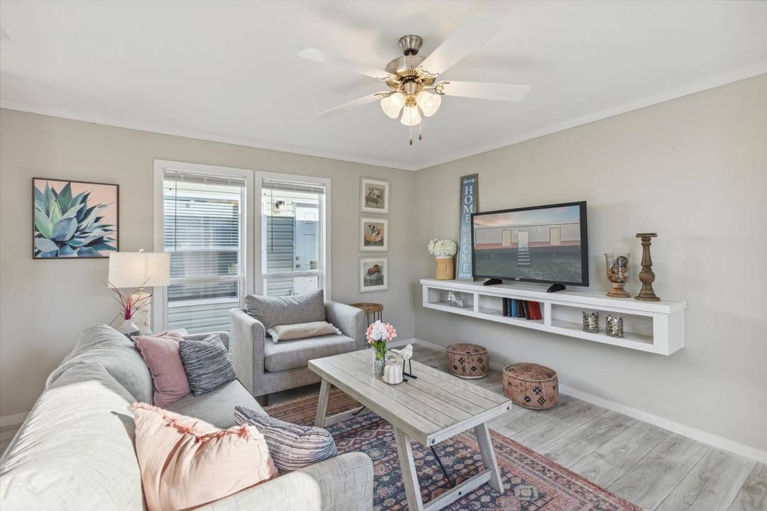 Rm1676c interior home features