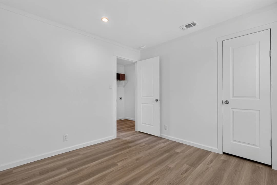 Nm2076a bedroom home features