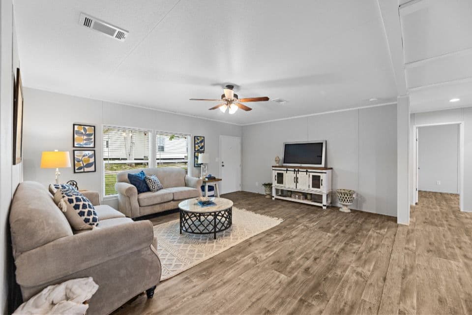 Pinnacle 32523p interior home features