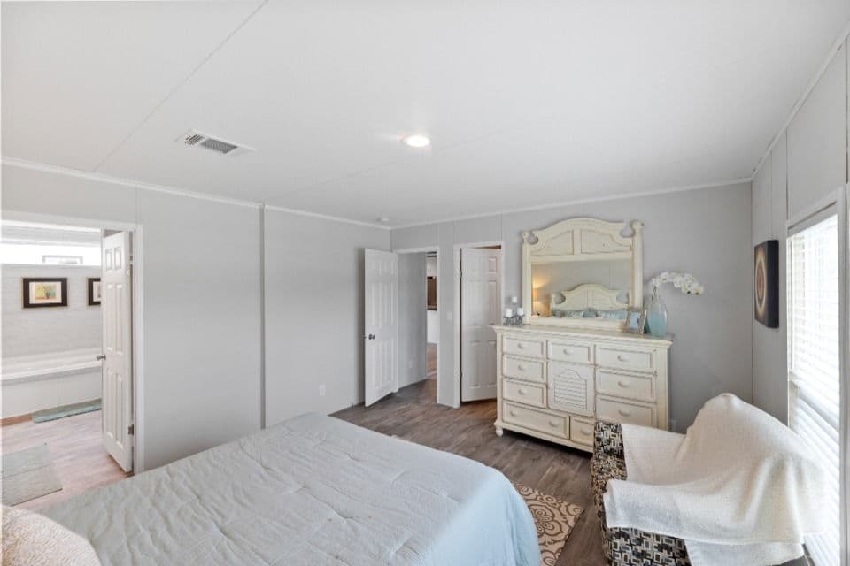 Pinnacle 28603p bedroom home features