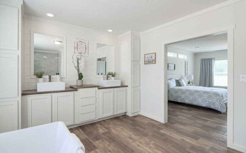 Pearl 6380 bathroom home features