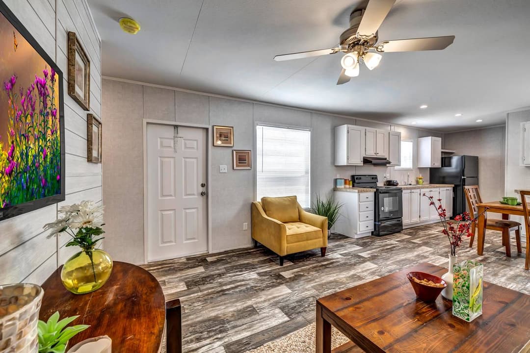 Redman 1656a interior home features