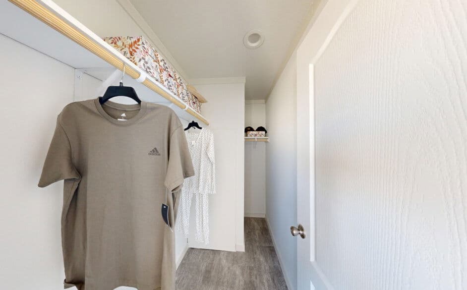 Tiffany j76k bedroom home features