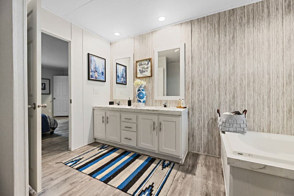 Pinnacle 32523p bathroom home features