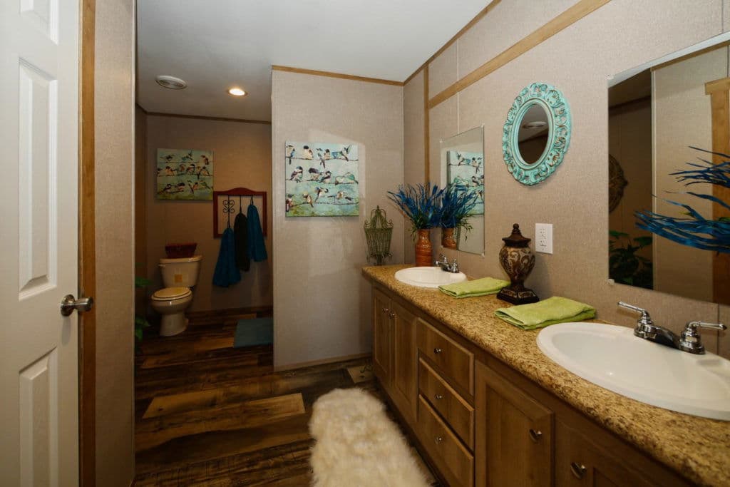 Taurus 9366 bathroom home features