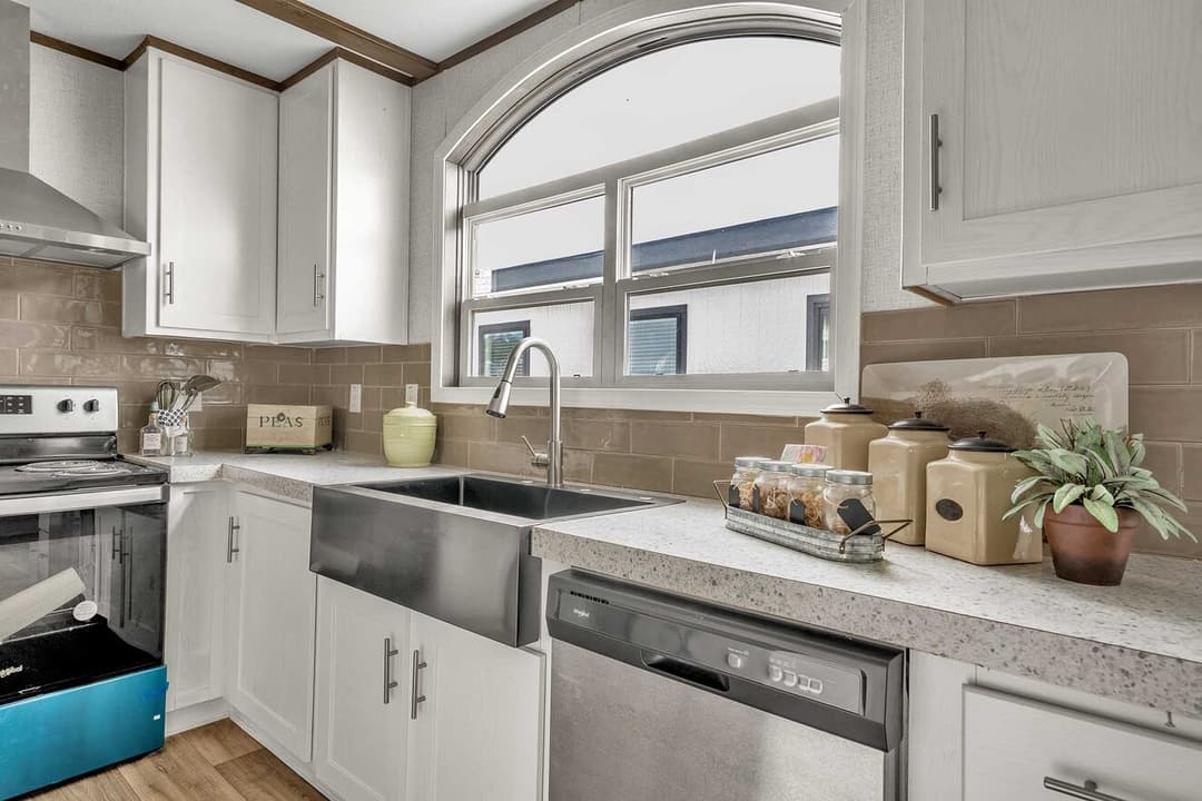 Pinnacle 28483p kitchen home features