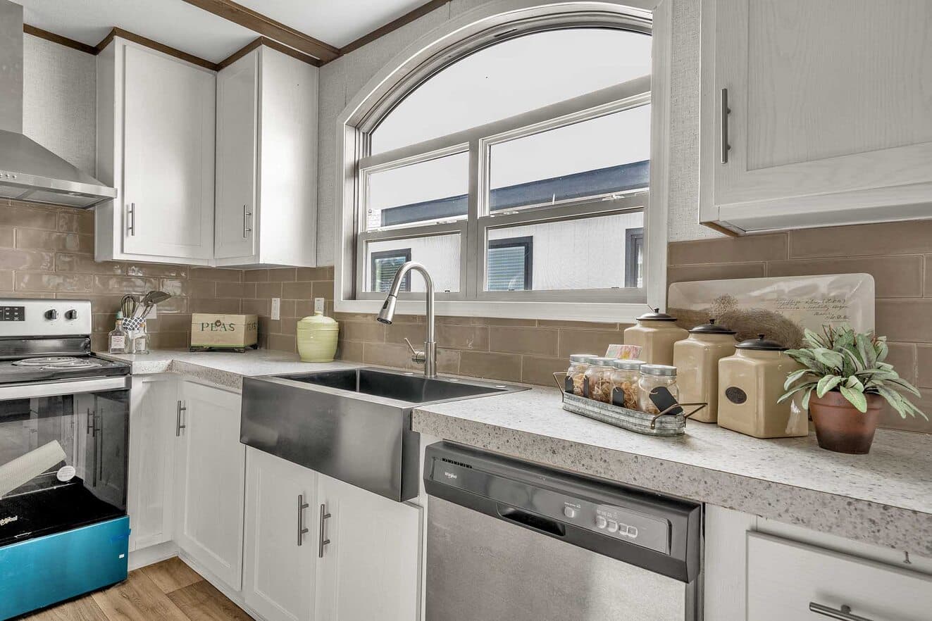 Pinnacle 28483p kitchen home features