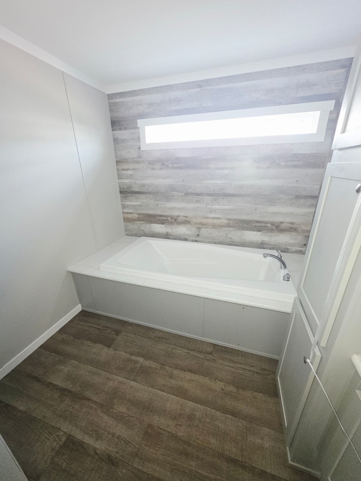 Scorpio 9469 bathroom home features
