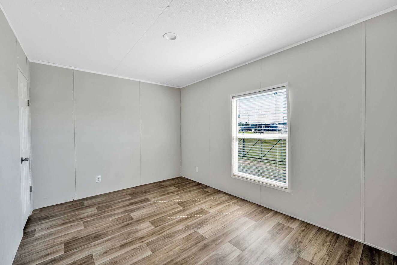 Pinnacle 16763a bedroom home features