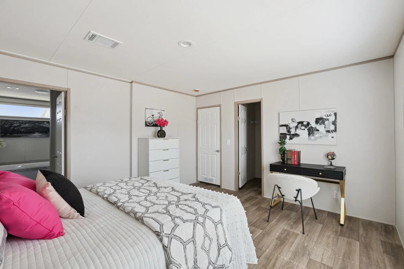 Pinnacle 28603p bedroom home features