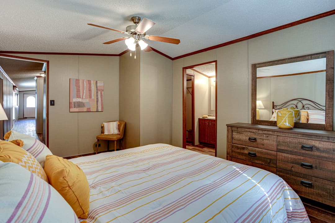 Classic c-1864-22a bedroom home features