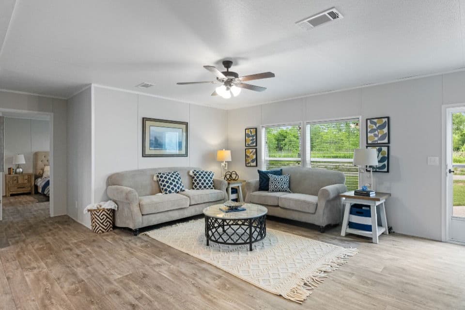 Pinnacle 32523p interior home features