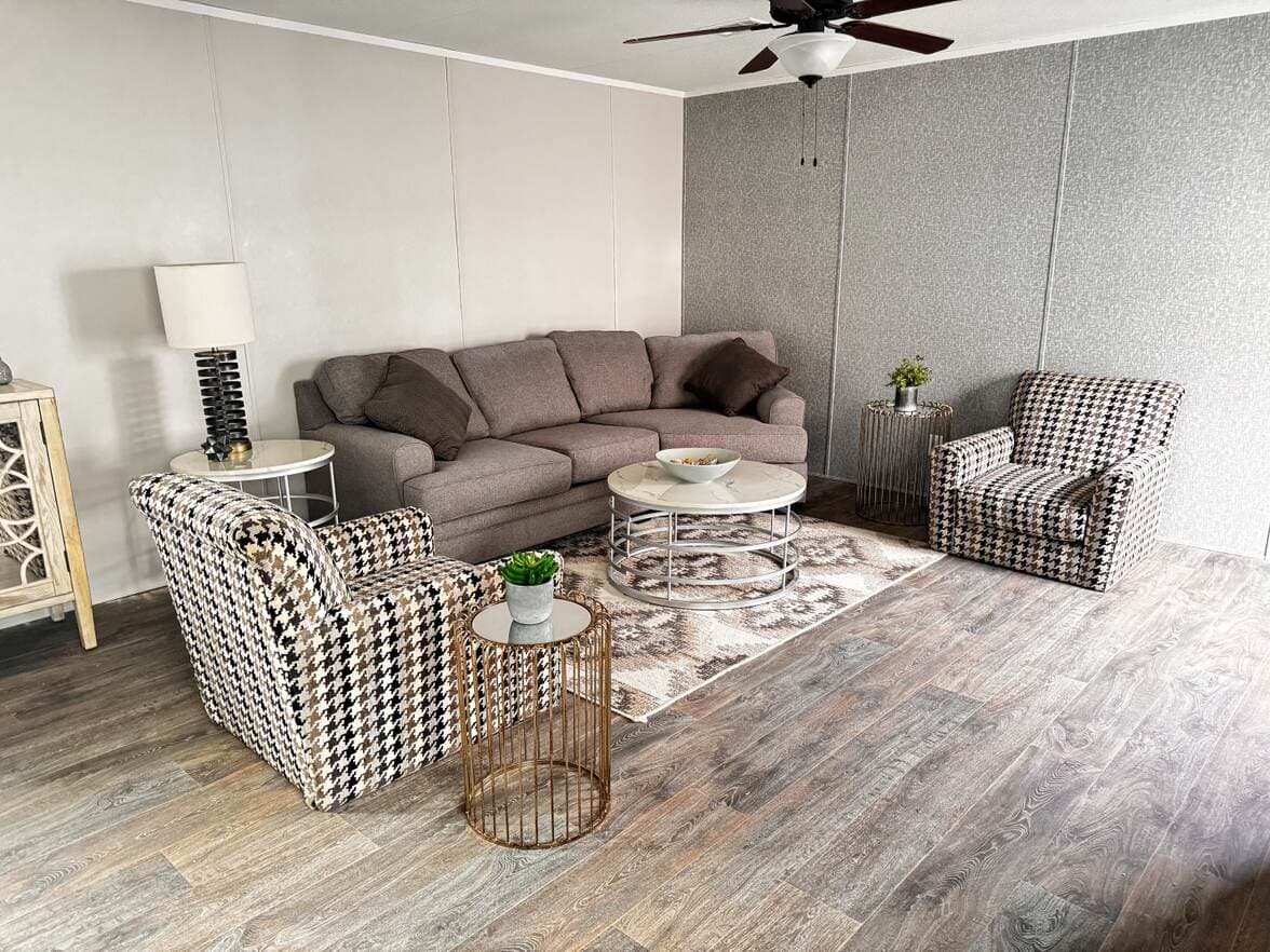 Valuhomes 16763p living room home features