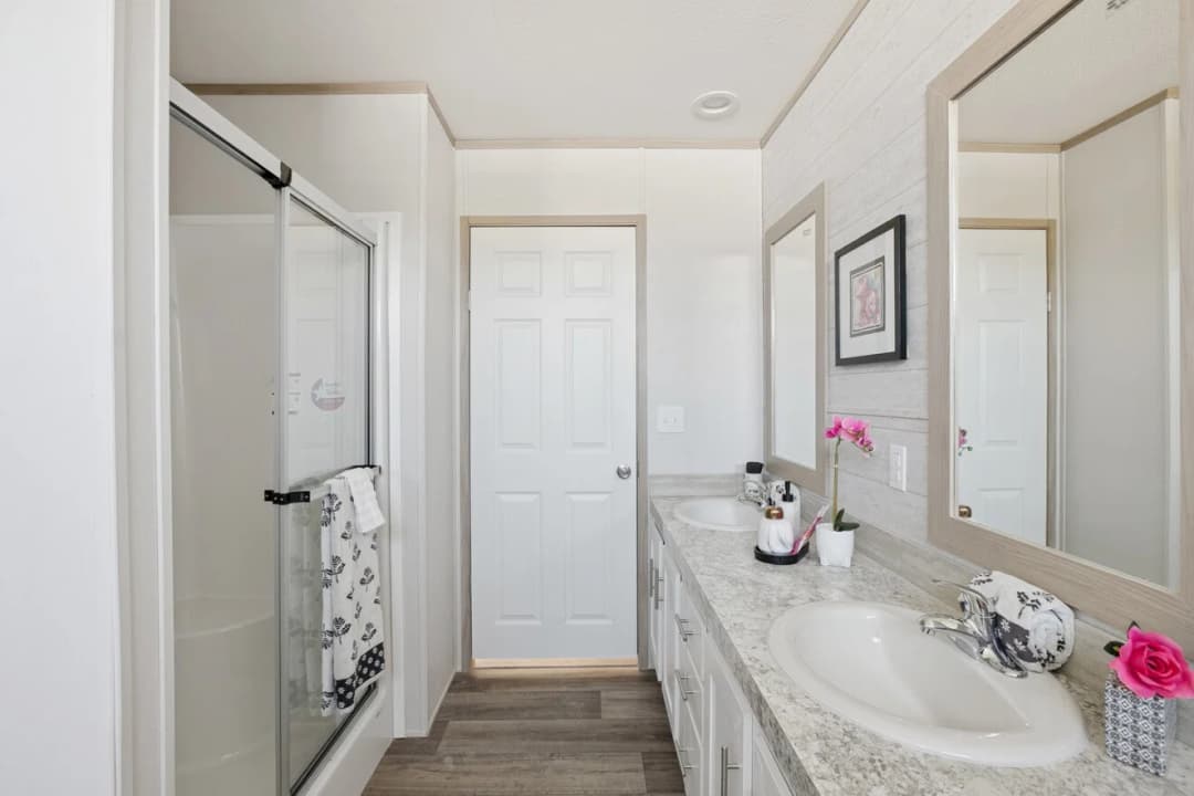 Pinnacle 28603p bathroom home features