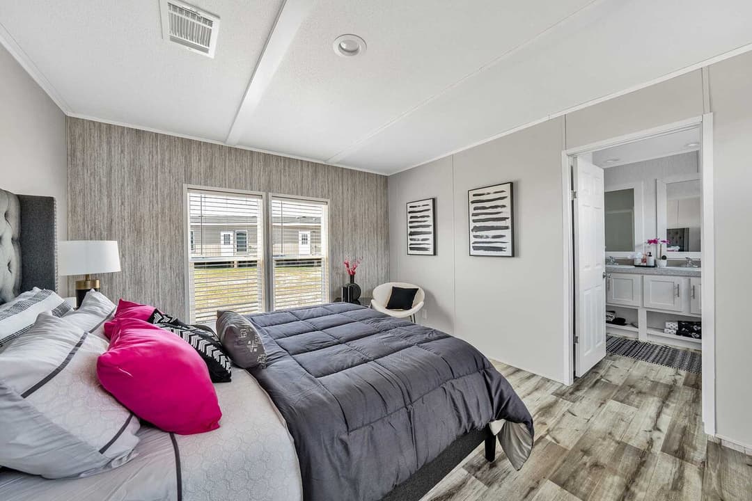 Pinnacle 16763l bedroom home features