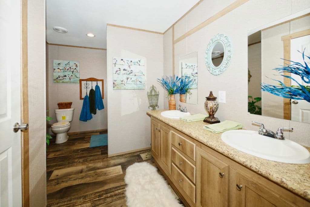 Taurus 9366 bathroom home features