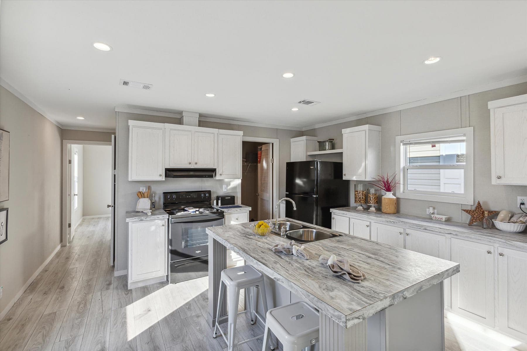 Redman 1676s kitchen home features