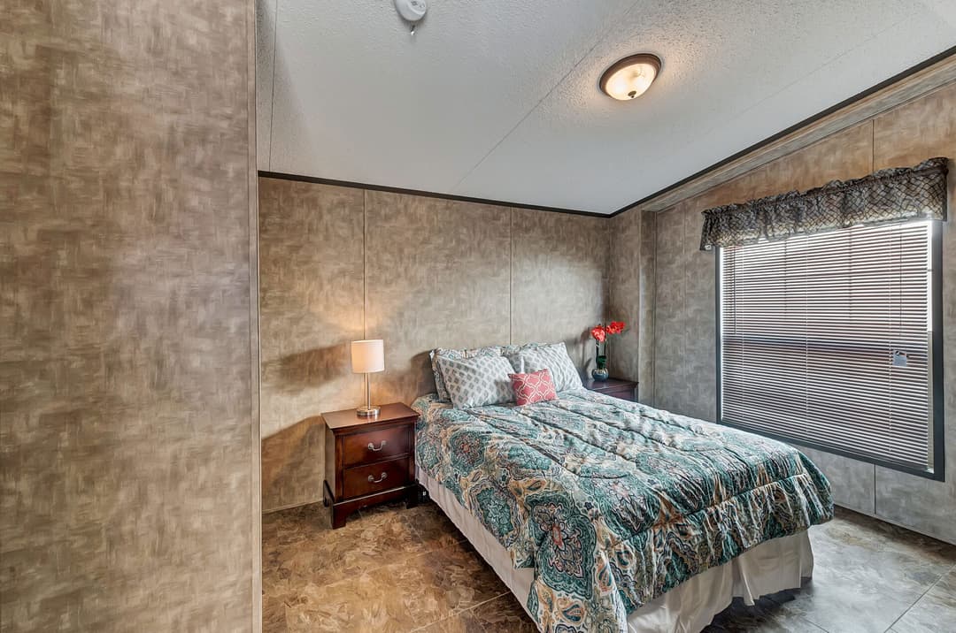 Classic c-1680-32b bedroom home features