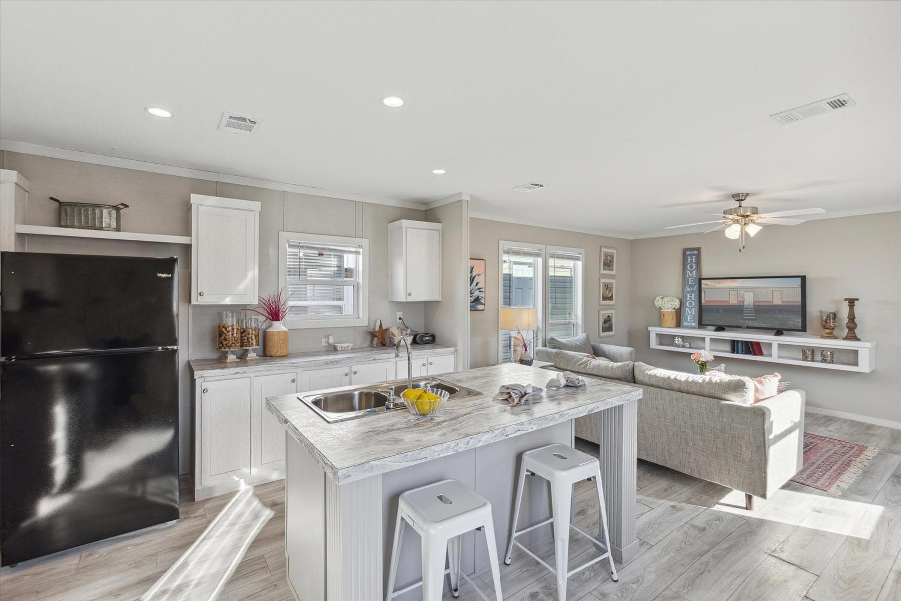 Redman 1676s kitchen home features