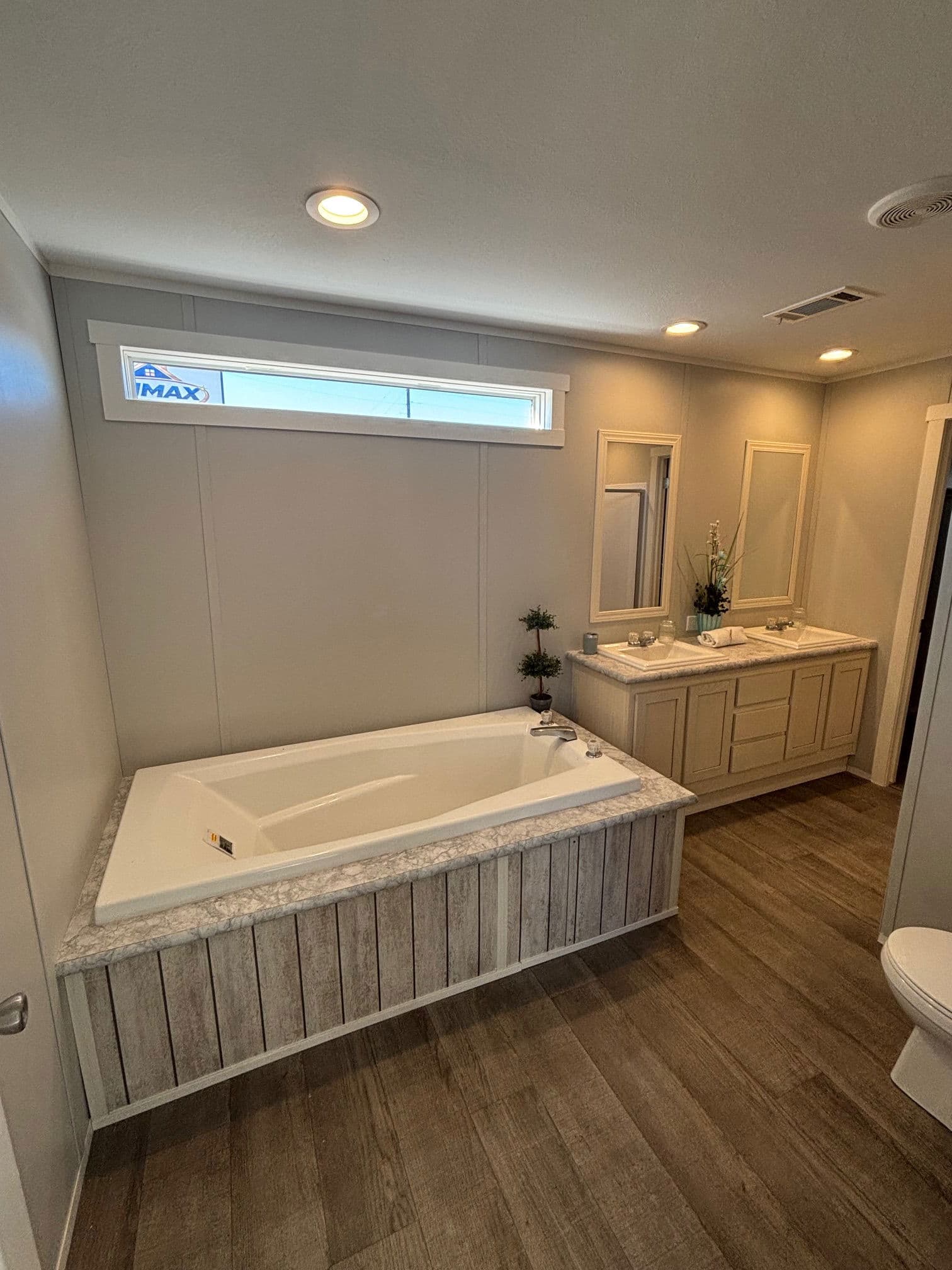 Oak creek - 9357 (clearance) bathroom home features