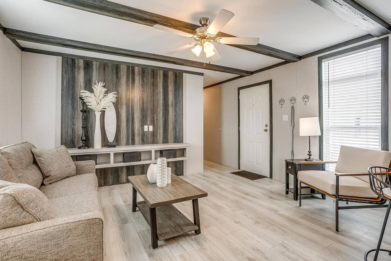 Cs1676h interior home features