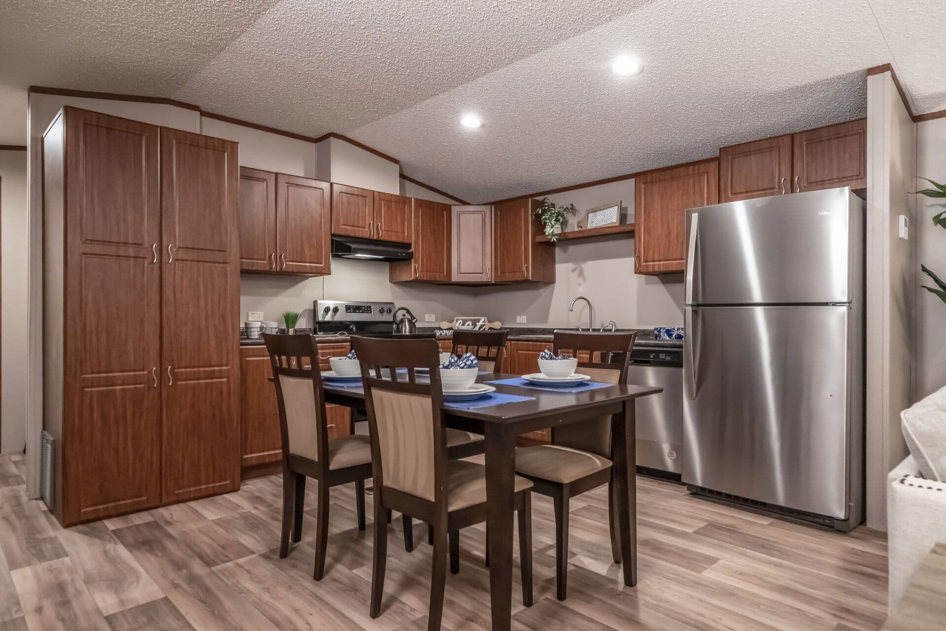 Classic c-1664-32c kitchen home features