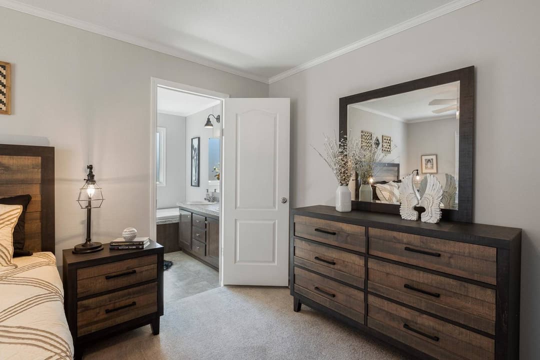 Cs1676c bedroom home features