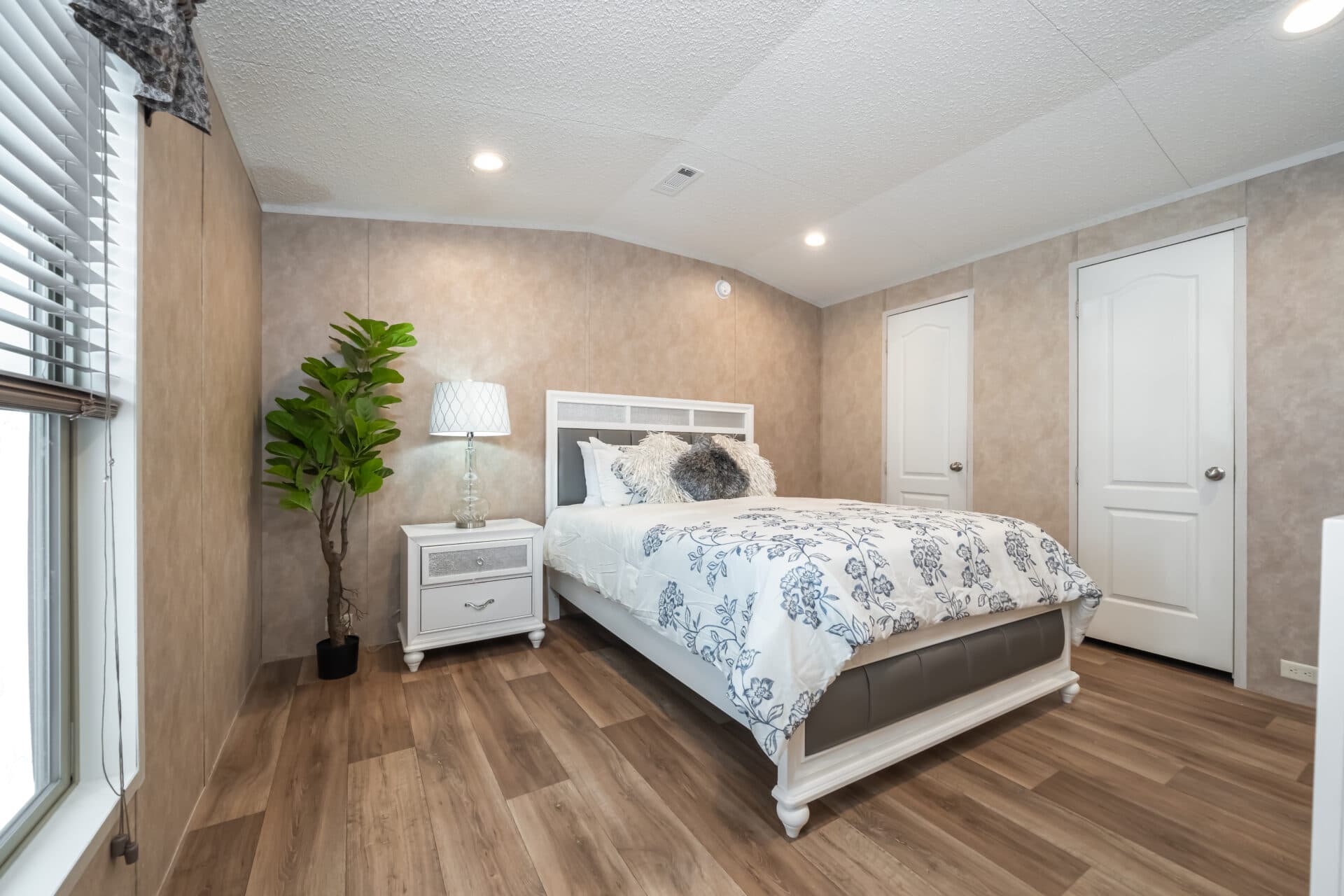 Classic c-1660-21fka bedroom home features