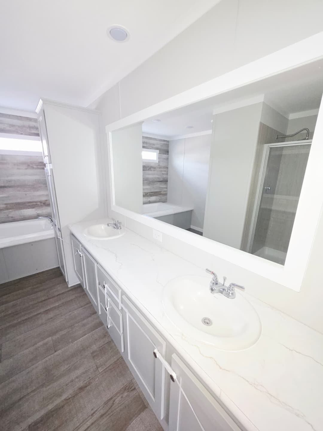 Scorpio 9469 bathroom home features