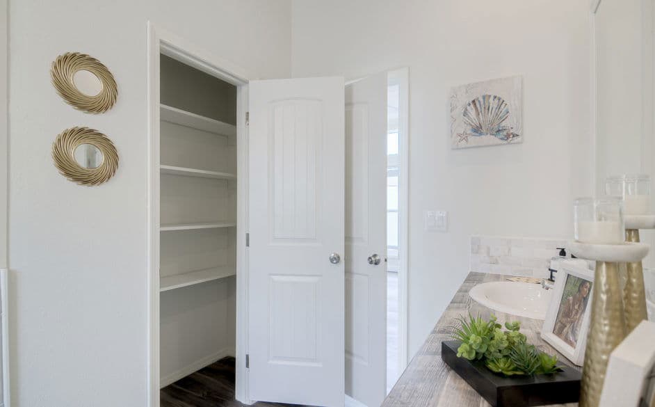 Swan l52ep8 bathroom home features