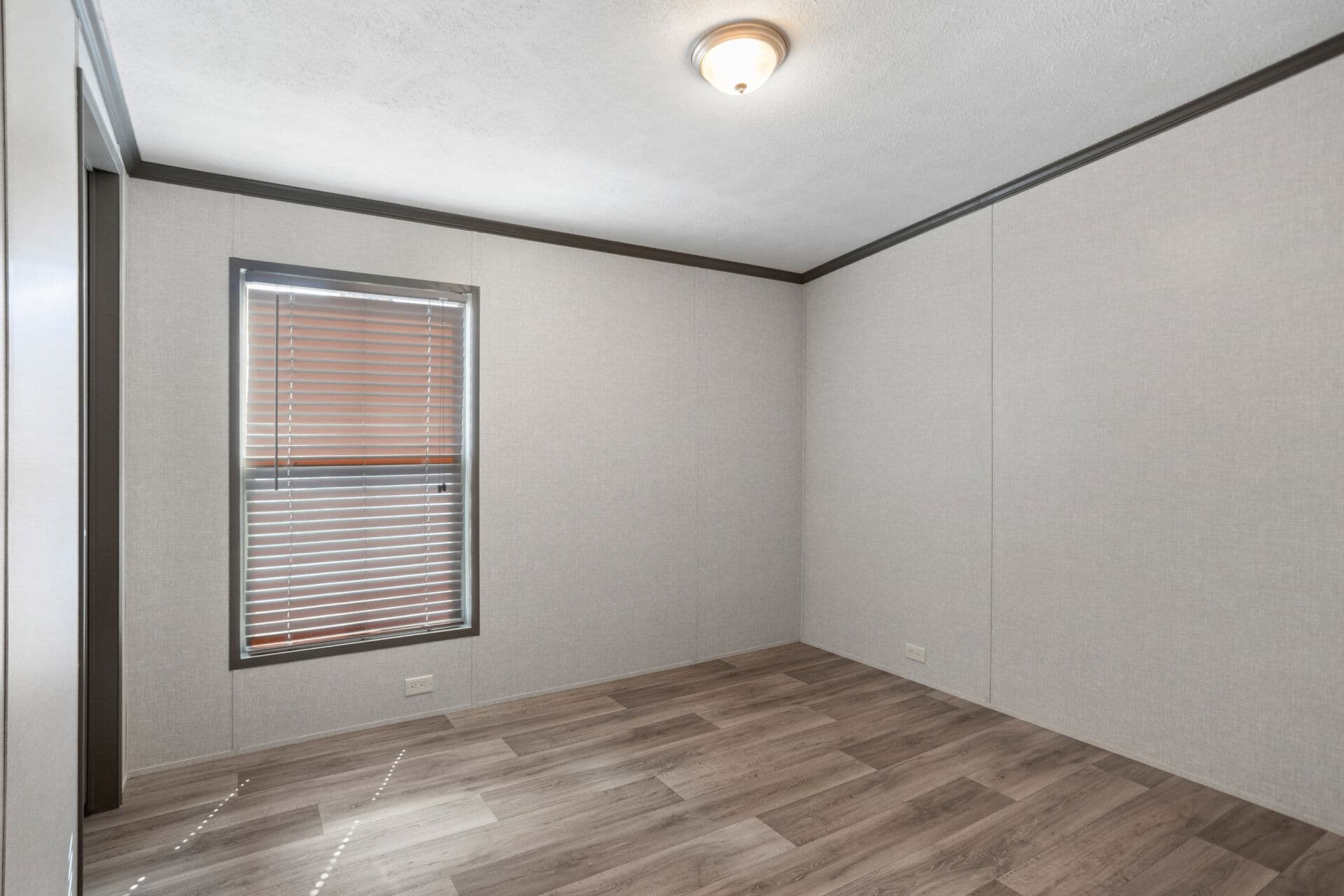 Classic c-3252-32d bedroom home features