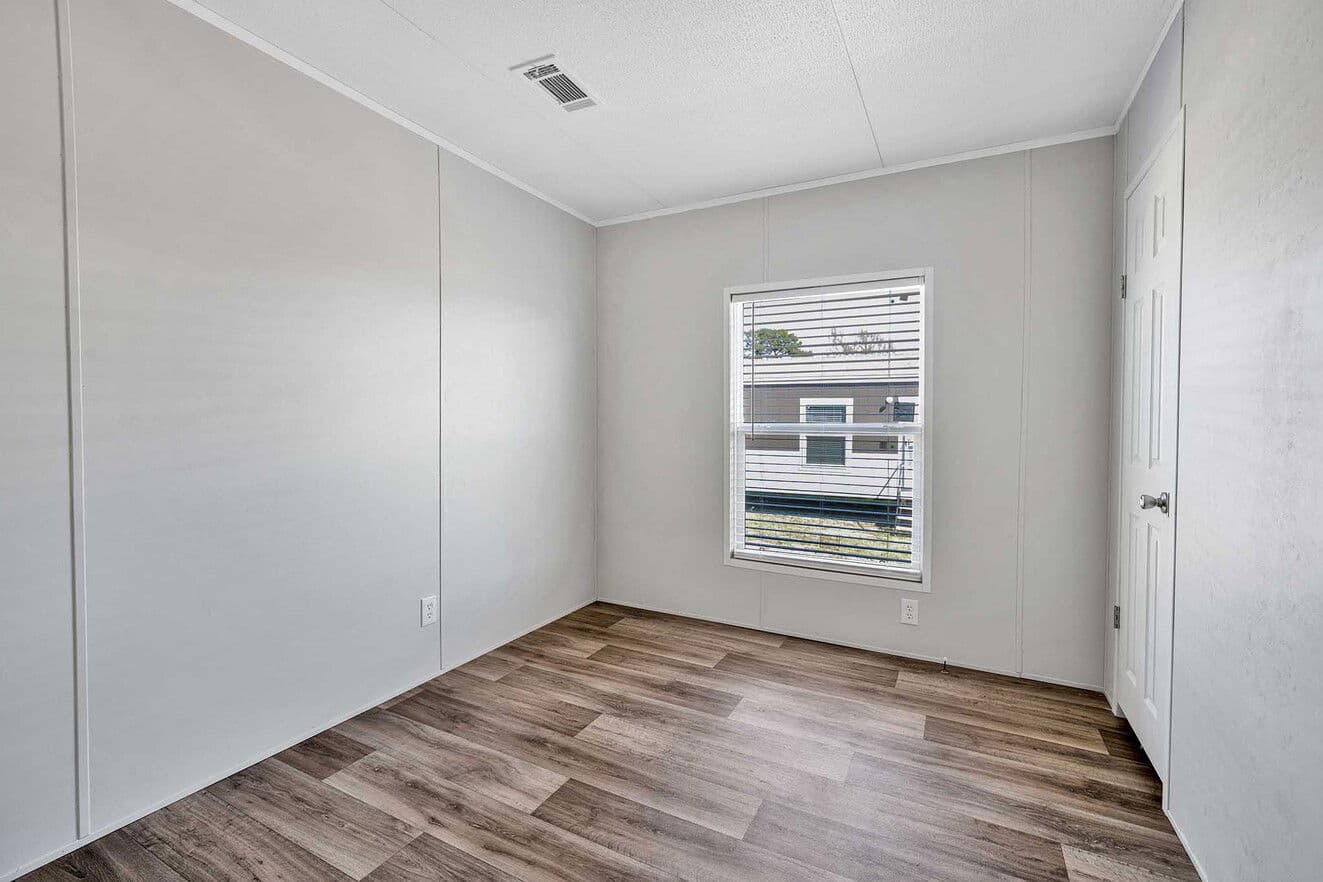 Pinnacle 16763a bedroom home features