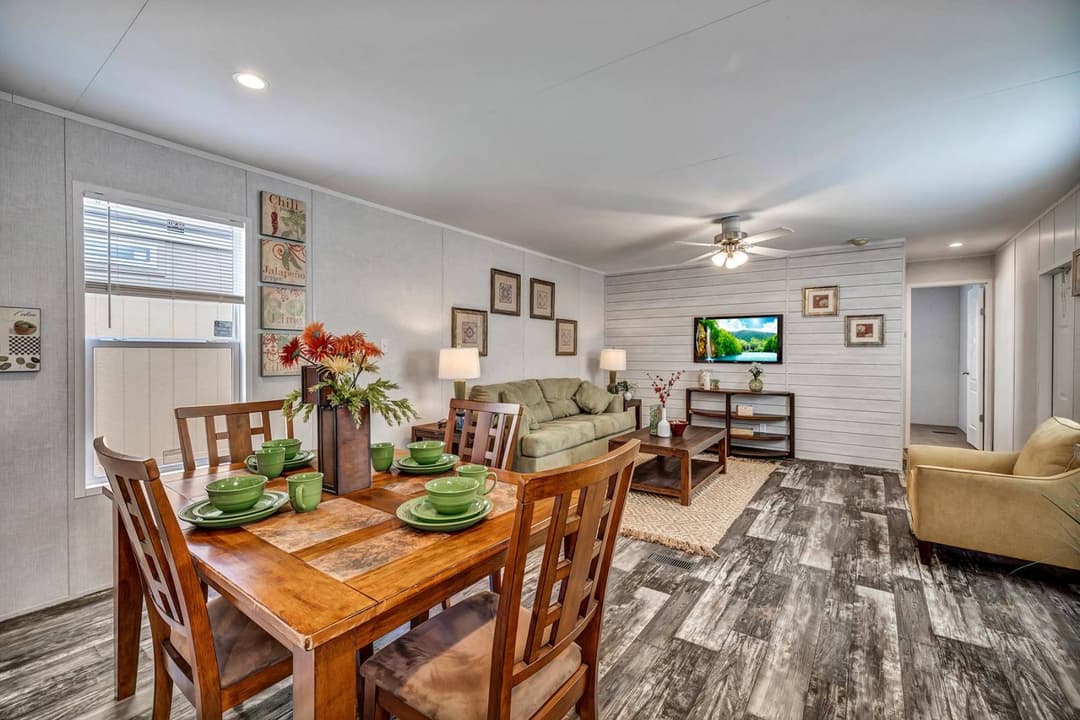 Redman 1656a interior home features