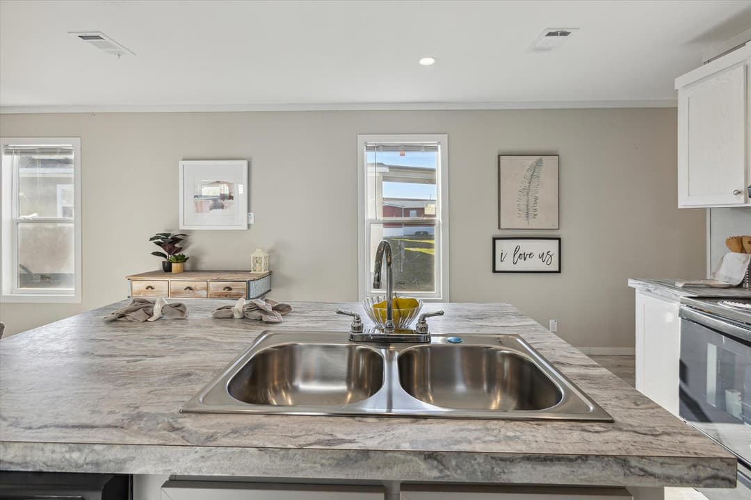 Redman 1676s kitchen home features