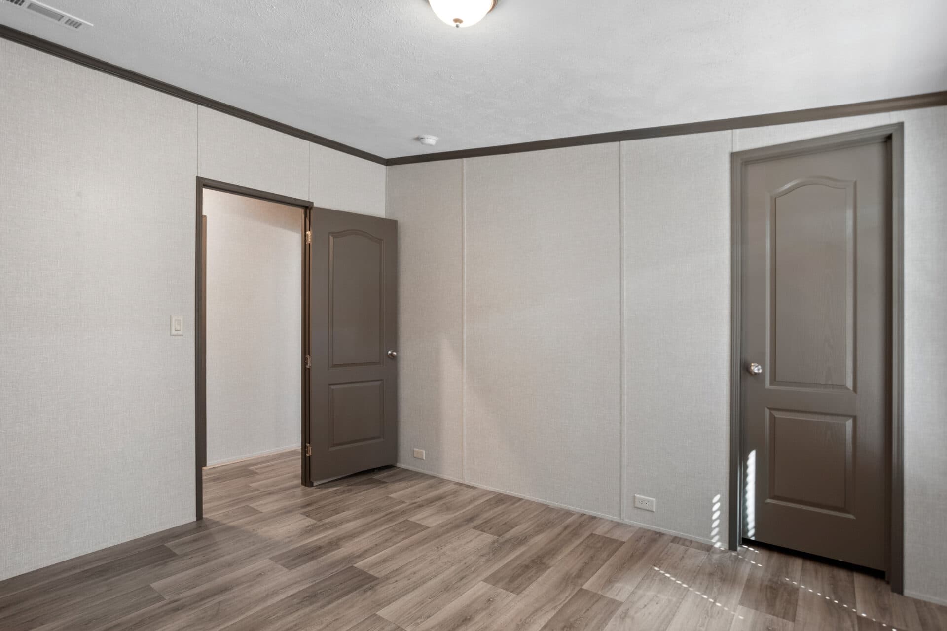 Classic c-3252-32d bedroom home features