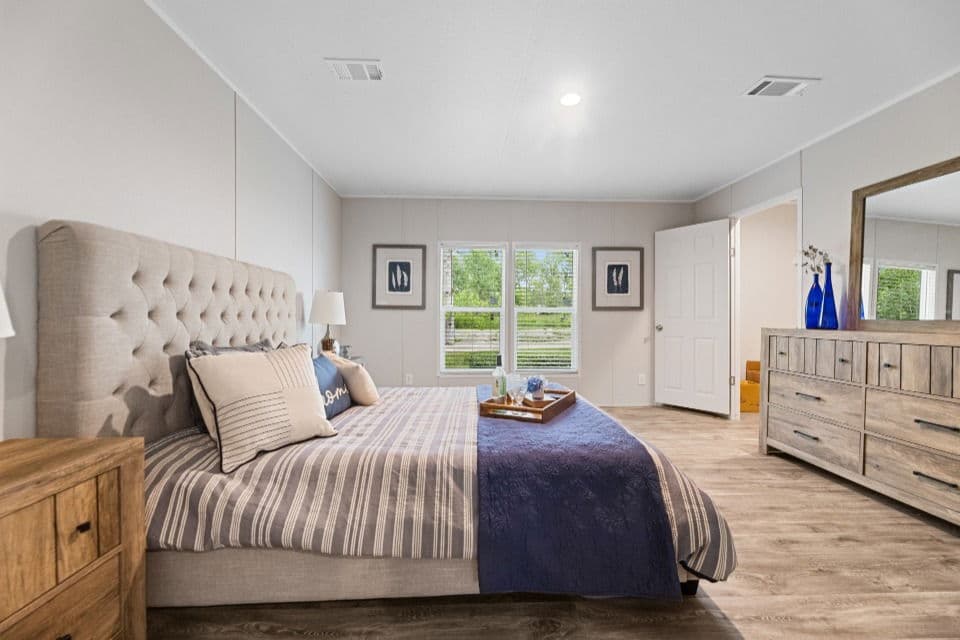 Pinnacle 32523p bedroom home features