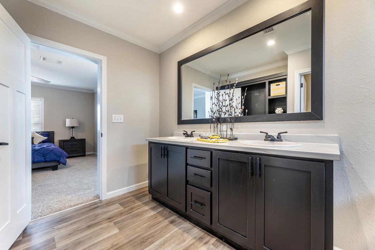 Innovation 3256h bathroom home features