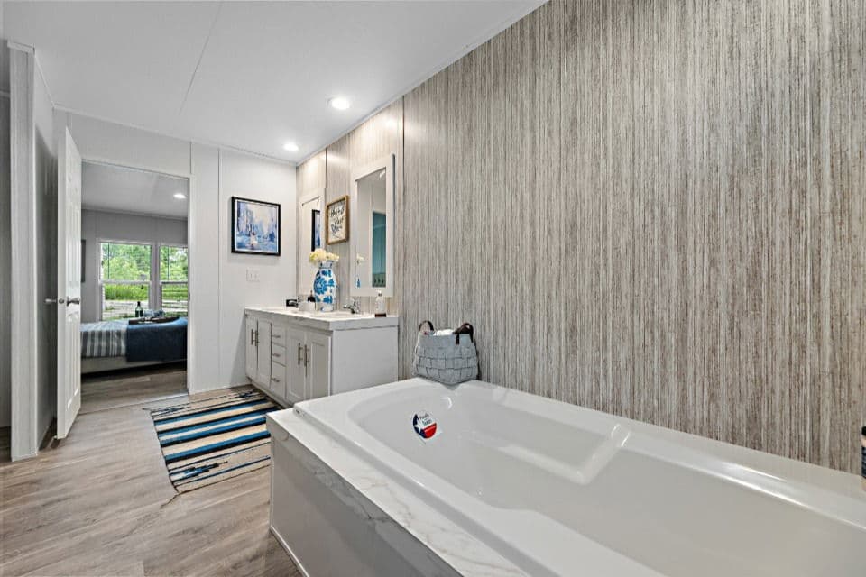 Pinnacle 32523p bathroom home features