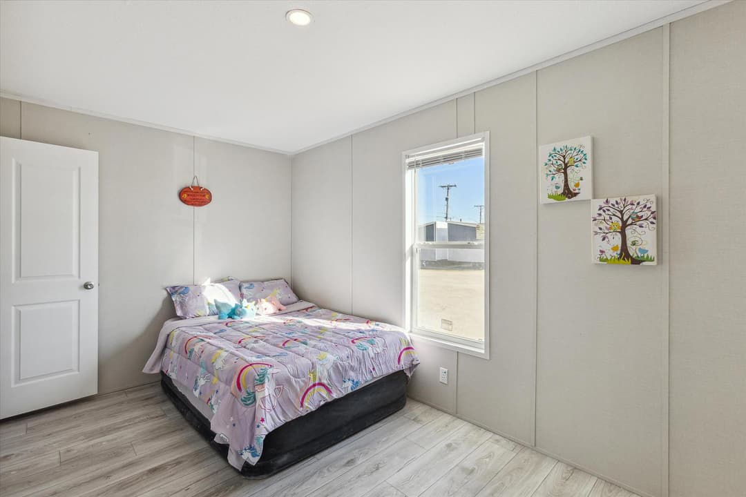 Redman 1676s bedroom home features