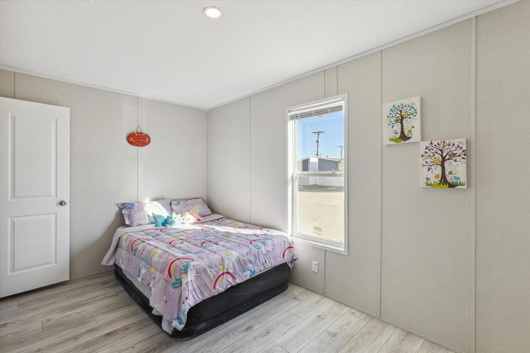 Redman 1676s bedroom home features