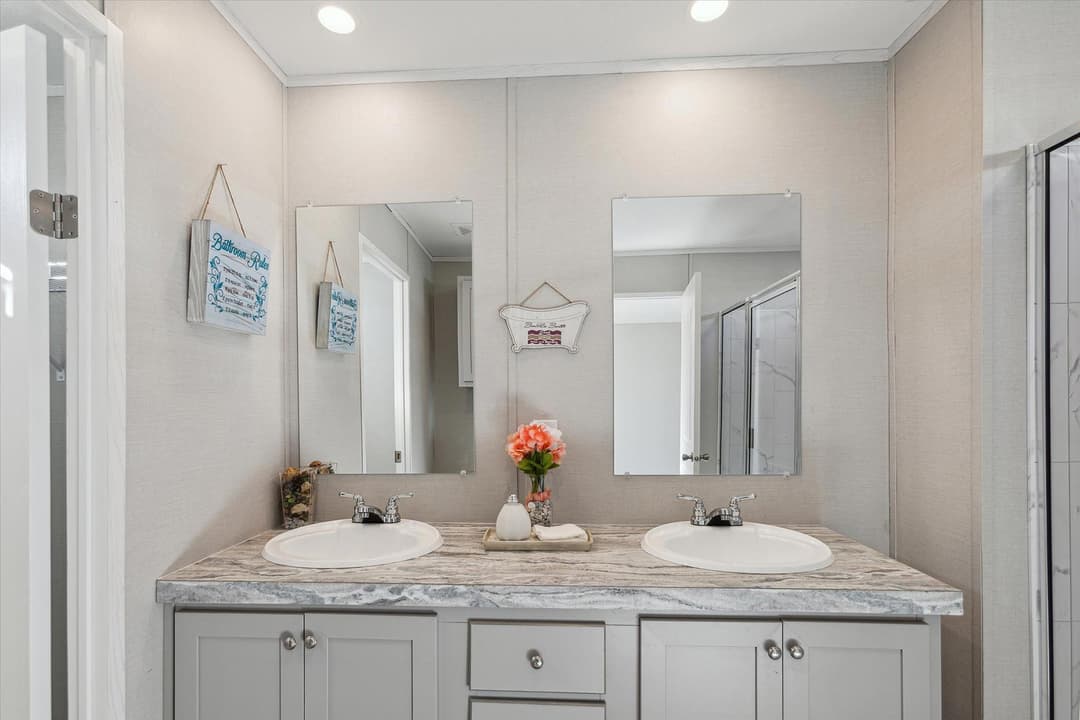 Redman 1676s bathroom home features