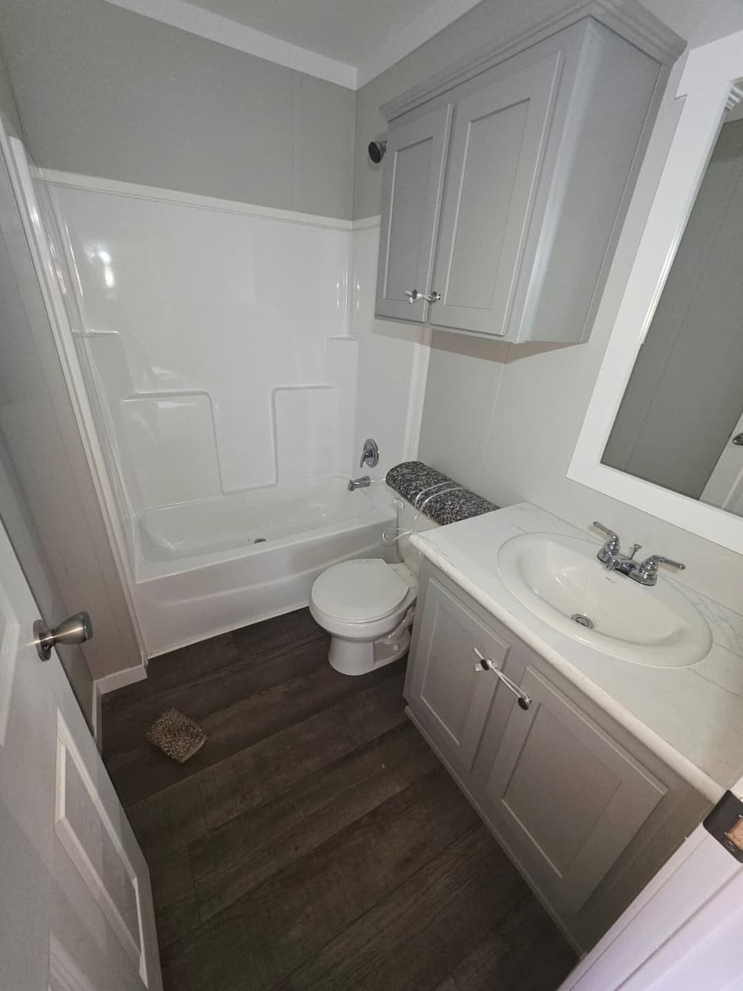 Scorpio 9469 bathroom home features