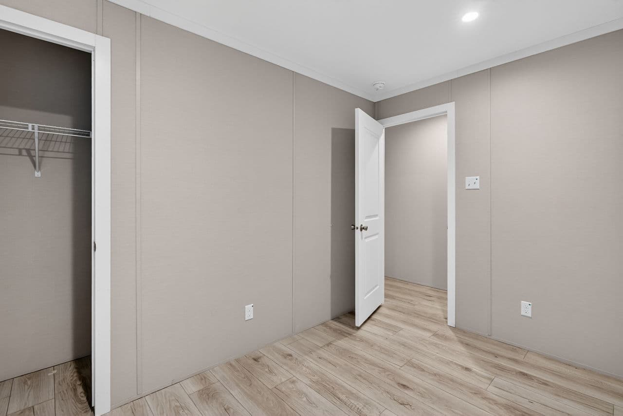 Nm1676c interior home features