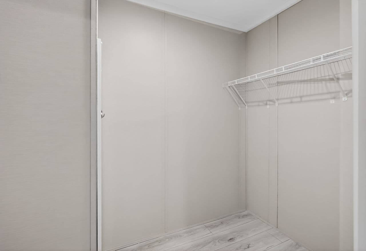 Nm1676c interior home features