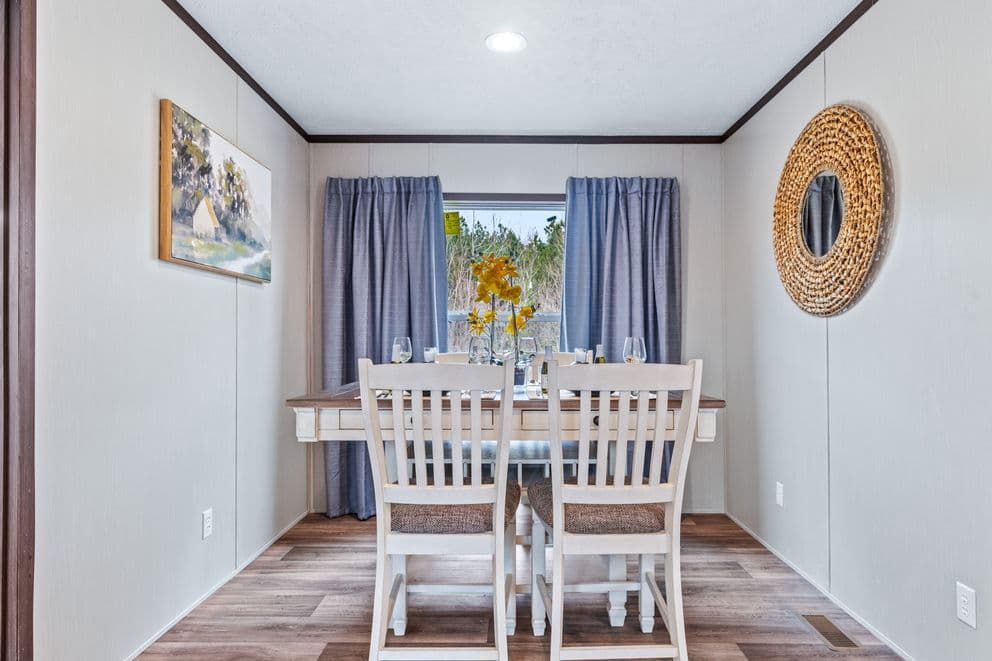 Grand interior home features