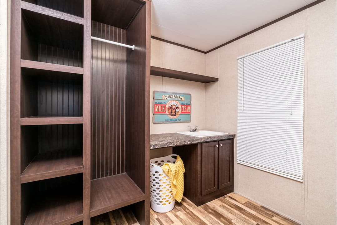 Nm1676g interior home features