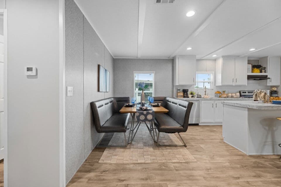 Pinnacle 32523p interior home features