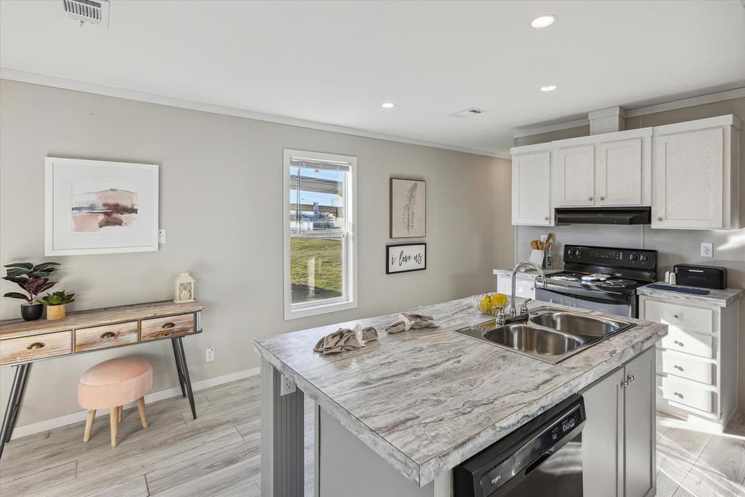 Redman 1676s kitchen home features