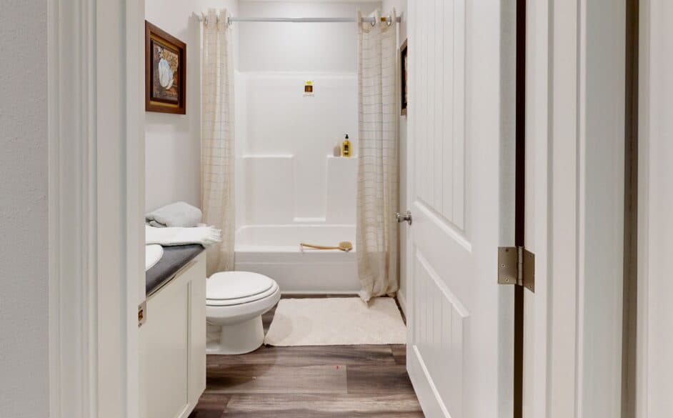 Gold spur 5616 bathroom home features