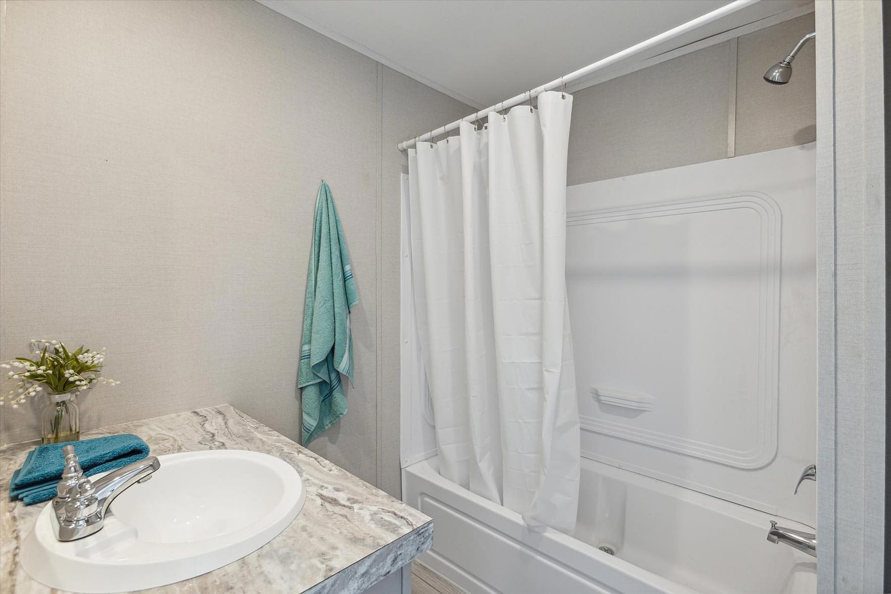 Redman 1676s bathroom home features